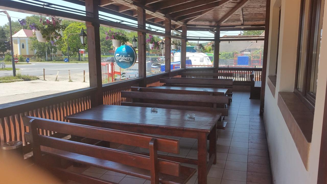 Motel Restaurant Lowe 데바 외부 사진