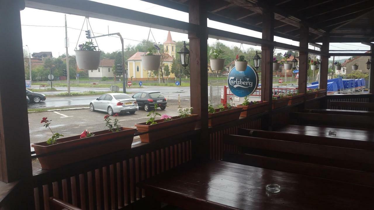 Motel Restaurant Lowe 데바 외부 사진
