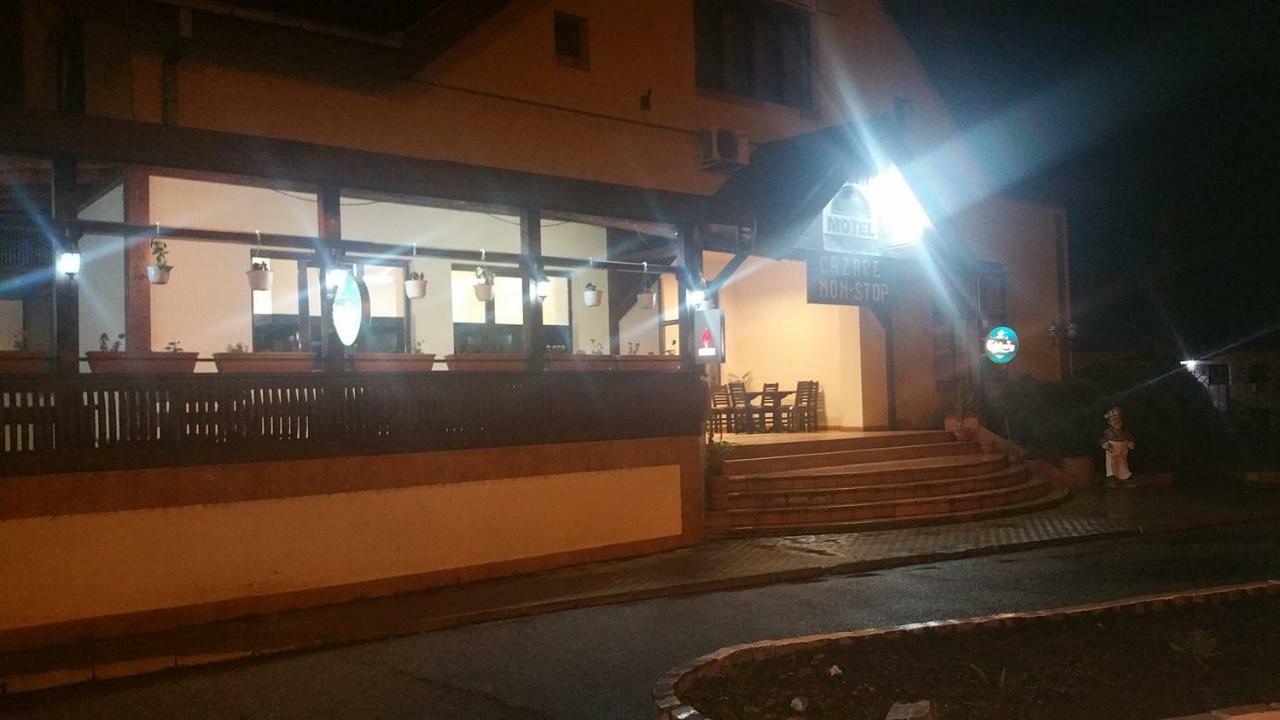 Motel Restaurant Lowe 데바 외부 사진