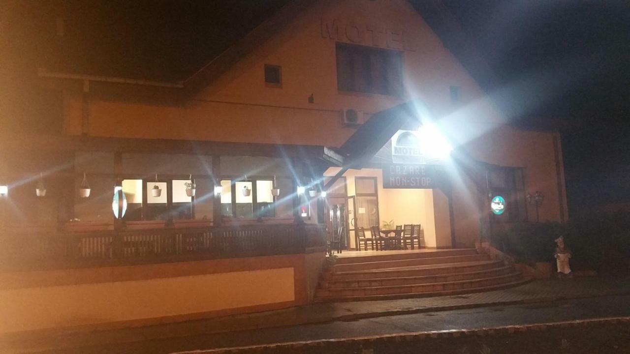 Motel Restaurant Lowe 데바 외부 사진