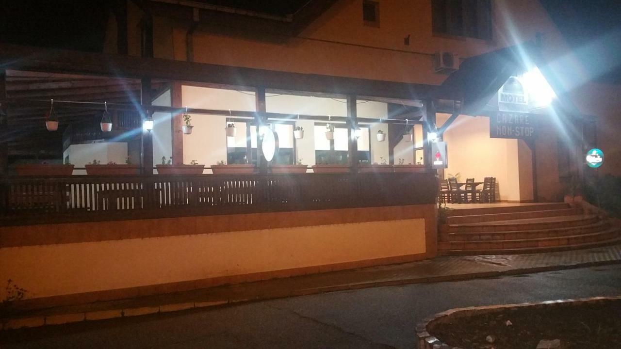 Motel Restaurant Lowe 데바 외부 사진